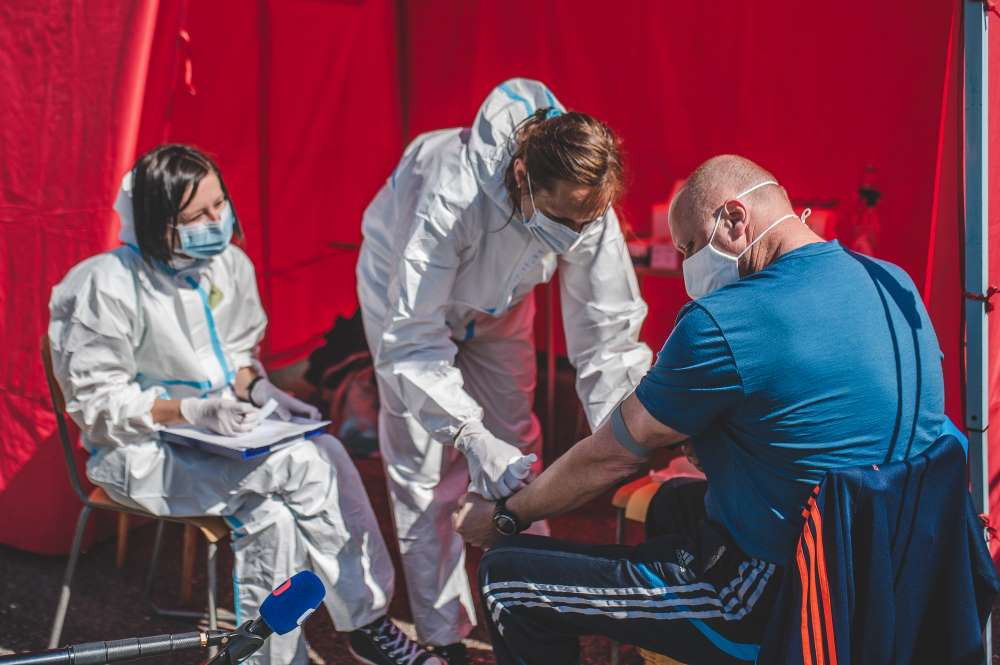 V Česku přibylo 2x více pacientů s koronavirem oproti pondělí: Laboratoře potvrdily 288 nových případů Náhledový obrázek