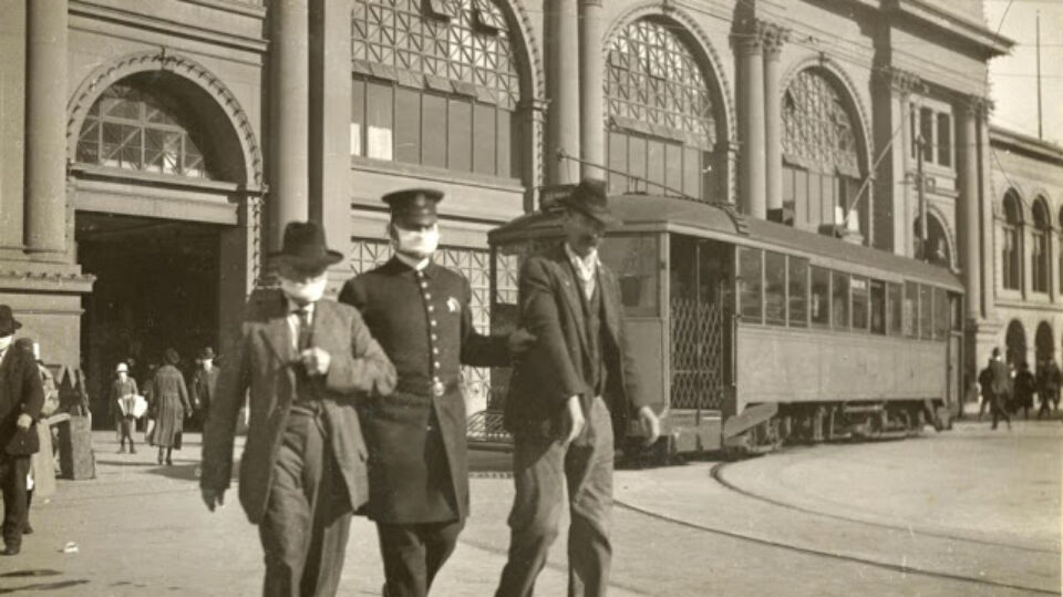 Roušky se musely nosit už v roce 1918 – dost to připomínalo dnešní situaci: Bouřili se lidé i tenkrát? Náhledový obrázek