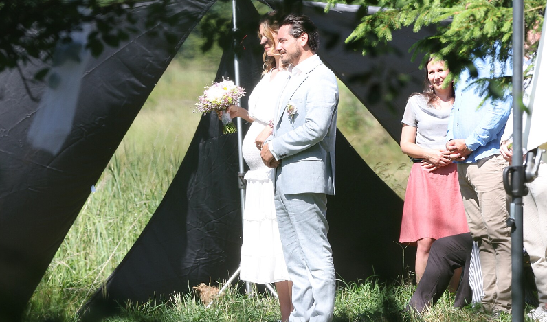 Záběry z tajné svatby Vojty Kotka: Přijel v broukovi, nevěsta vyšla z ikonické dodávky. A má být těhotná! Náhledový obrázek