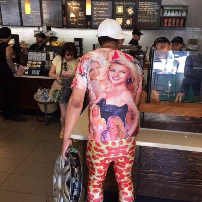 14. Pokud jsi skutečný fanoušek Britney, musíš mít alespoň jedno takové tričko.