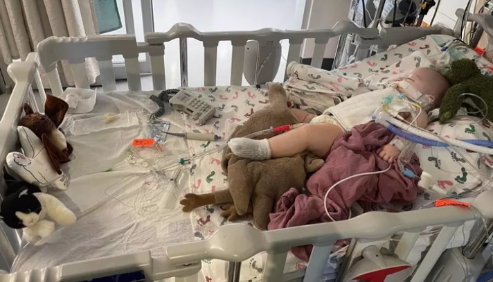 dítě v posteli připojené k lékařskému přístroji