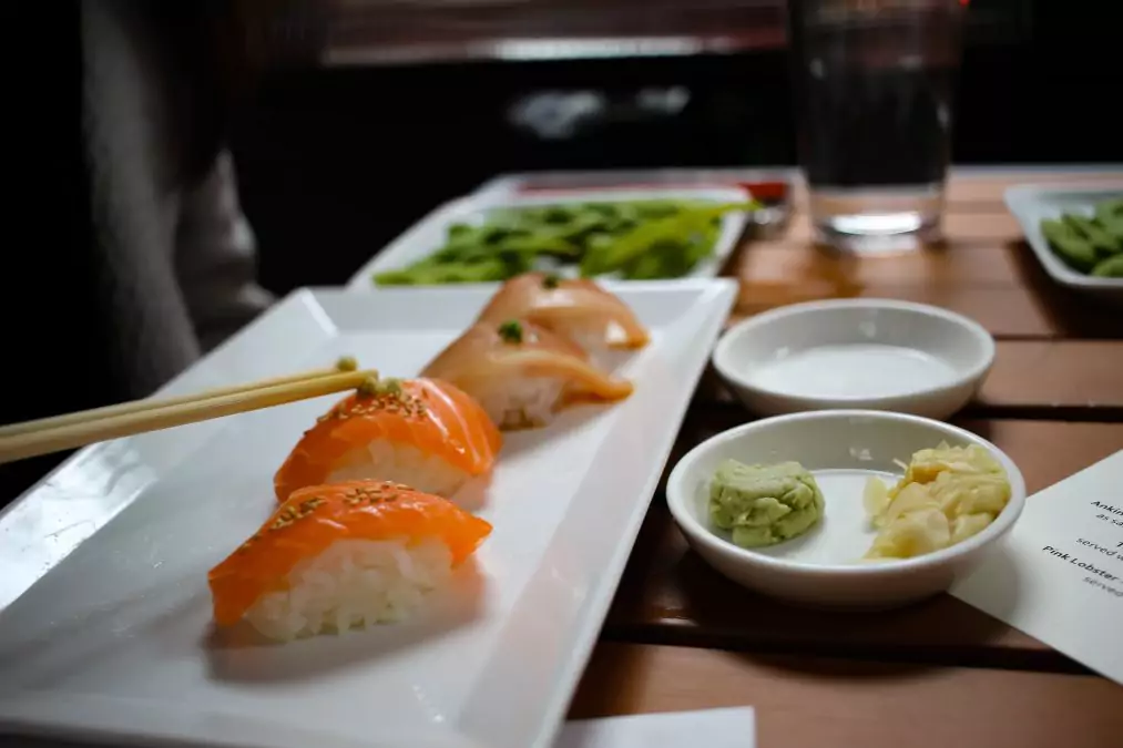 jak jíst nigiri sushi