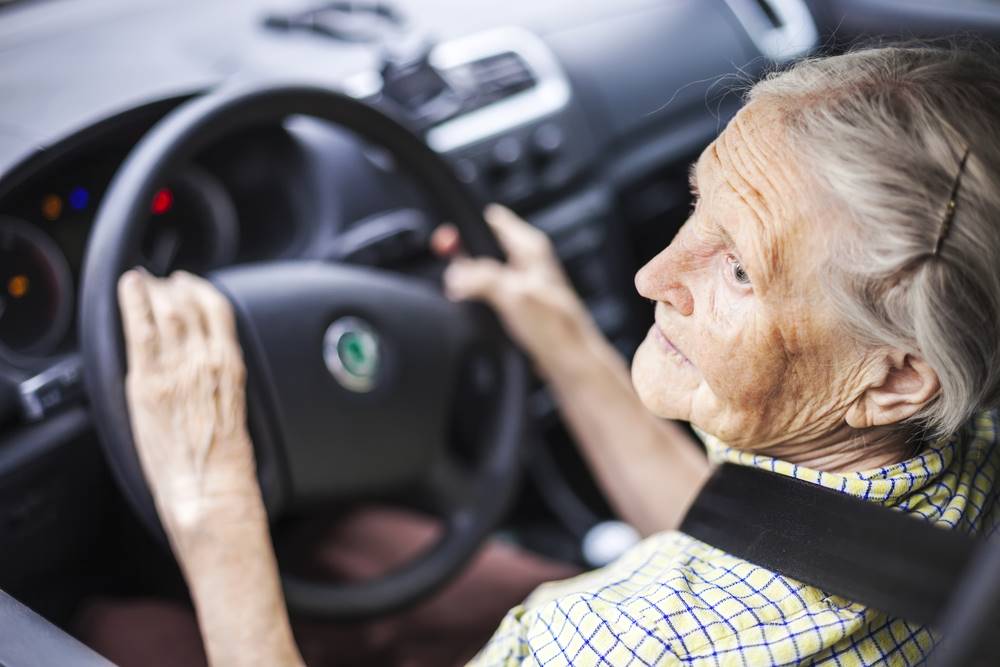 Důchodci budou muset opakovat autoškolu. Někteří už neumí řídit, přijdou o řidičák Náhledový obrázek