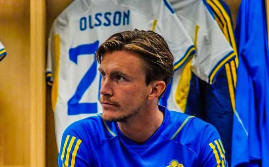 Fotbalový reprezentant Kristoffer Olsson je připojen na přístroje. Bojuje o život Náhledový obrázek