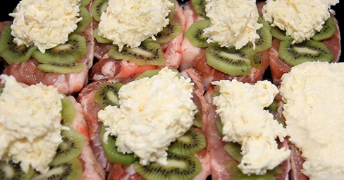 Sertéssült kiwi tojósajt keverékkel