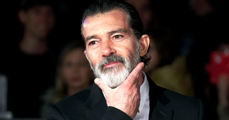 Třiašedesátiletý Antonio Banderas pózuje se svou krásnou 27letou dcerou na vzácné fotografii, která fanoušky nechala v klidu.