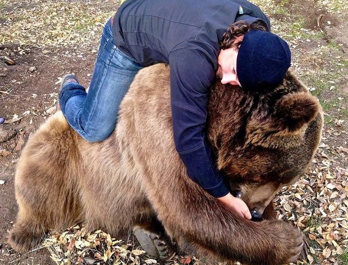 Tento muž vzal medvídě ze zoo a vychoval ho jako svého vlastního syna: podívejte se, co se stalo potom