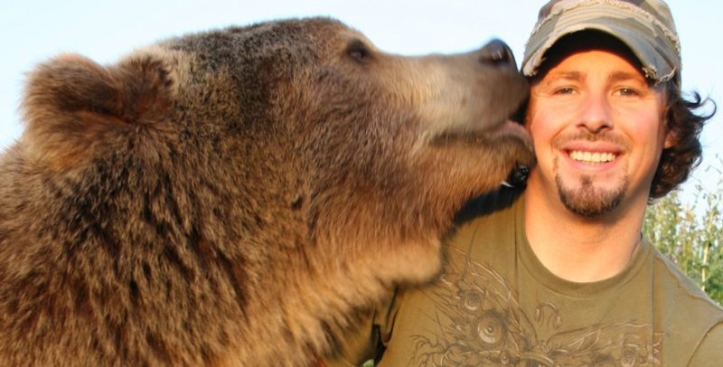 Tento muž vzal medvídě ze zoo a vychoval ho jako svého vlastního syna: podívejte se, co se stalo potom