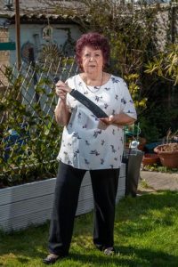 Obrovská mačeta, kterou Shirley našla pod čalouněním pohovky.