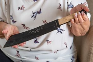 Pohled na pohovku, pod kterou byla nalezena mačeta.