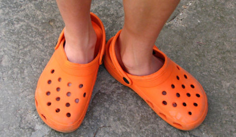 Nosíte vy nebo vaše děti tyto boty? Tak se jich OKAMŽITĚ zbavte, tady je důvod… Náhledový obrázek