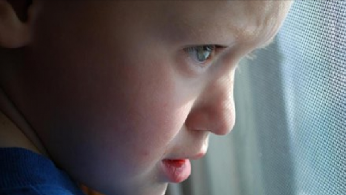 Chlapec na vozíku se svěřil neznámému muži přes vysílačku. Když pak někdo zaklepal na dveře, všechno se změnilo Náhledový obrázek
