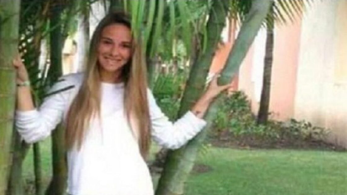 Chtěla krásnou fotku z dovolené, pak se vyděsila k smrti: Všimnete si děsivého detailu za jejími zády? Náhledový obrázek