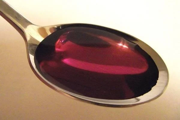Jitrocel kopínatý skrývá tajemství, které generace přísahaly! Kdy vám domácí sirup skutečně pomůže a kdy naopak nestačí?