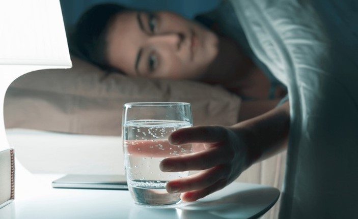 Sklenice vody před spaním může zachránit život: Kardiologové odhalují tajemství, které většina z nás nezná!